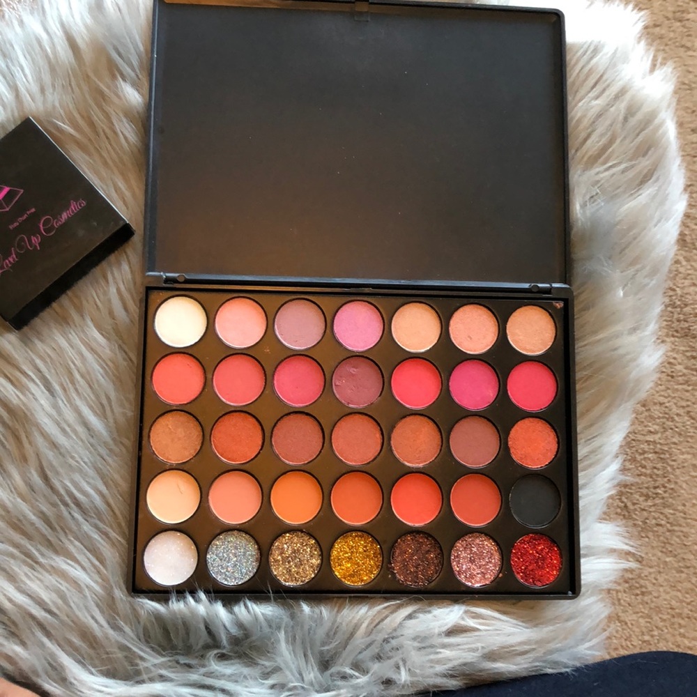 I Bring Nothing to The Table Eyeshadow Palette
